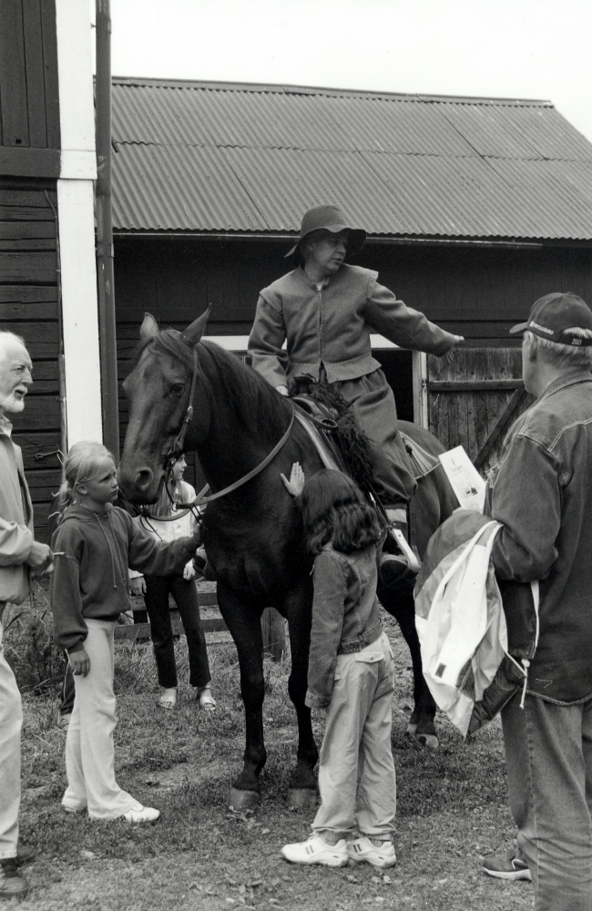 365 år sedan första brevet transporterades på den gamla postvägen mellan Stockholm och Åbo - återinvigning av Drottnings Kristina postväg. Poststationen vid Ösby gård i Össeby-Garn har återuppstått  med kurirer i tidsenliga kläder med postsäck från Stockholm via Ensta gård i Täby.  Här inväntar ryttaren Håkan Wahlström kururen söderifrån på Ösby gårds gårdsplan.  Postvägen går vidare mot Grisslehamn och postsäcken transporteras vidare med postrodd mot över Ålands hav mot Åbo
