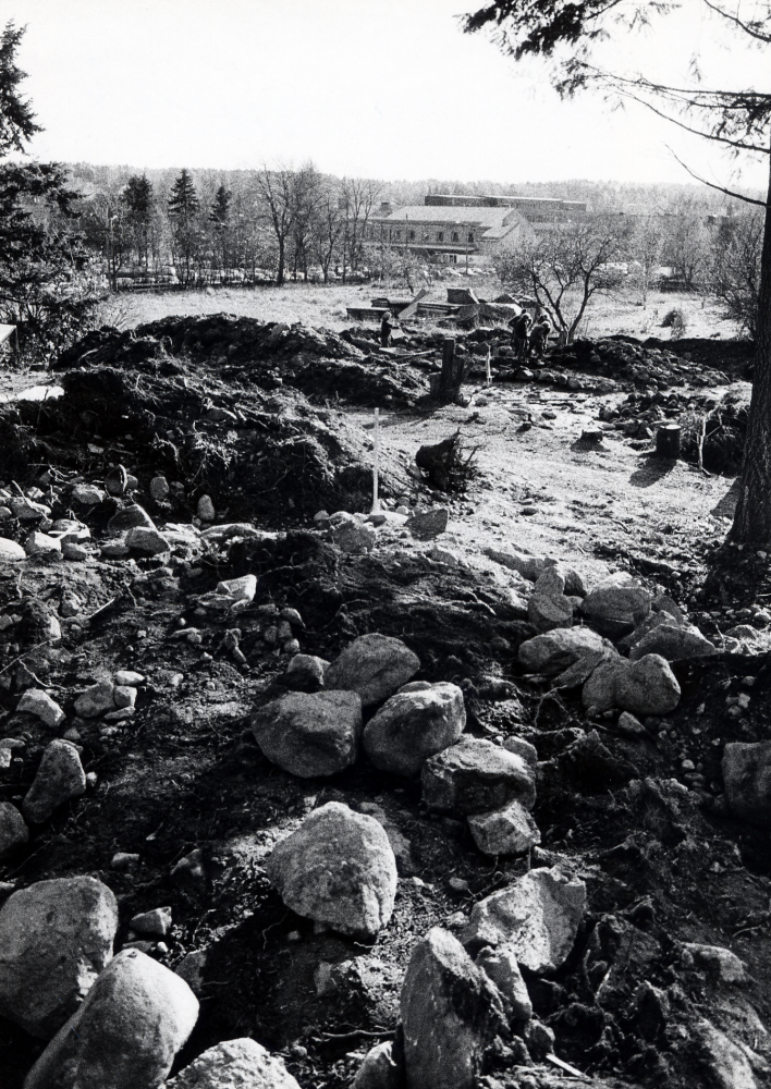 Utgrävning av  fornlämning nr 27  norr om Vallentuna centrum inför utbyggnad av centrum. Här hittades bl a ett  tärningsfragment  vilket senare gav namn åt det förvaltningshus som byggdes straxt söder om utgrävningarna. I bakgrunden syns gamla Konsumhuset och taket på Tunahuset vid Tuna torg.