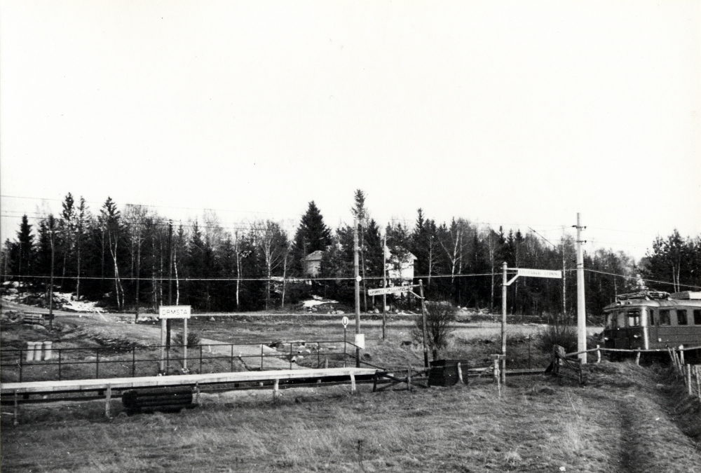 Utbyggnaden av Ormsta villaområde har påbörjats och en ny anhalt har byggts på Roslagsbanan mellan Vallentuna och Molnby.  Ormstavägen syns fram till Björkhagsvägen t h. En villa byggs av Antje och Staffan Helmfrid, Björkhagsvägen 40.  Tack vare deras ihärdiga påstötningar till Roslagsbanan, stannade tågen f f g vid anthaltens plattform juldagen 1956.  En stig passerar över järnvägen, en smal övergång som varit försedd med grindar. Rester av stigen finns 1992 kvar mot nuvarande bostadsområdet Snapptuna till en tidigare sommarstuga som låg på närmaste höjdrygg