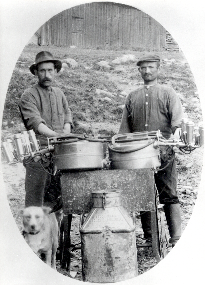 Den första  mjölkmaskinen  på  Backa gård  hette  Omega . Den bands fast runt kon vid mjölkningen. Maskinen drevs med hjälp av en bensinmotor som framställde vakuum. T v förmannen i ladugården  Henrik Söderström  (bodde och levde i Kårsta till han blev över 90 år) och t h andremannen i ladugården  Ljungkvist i Rö