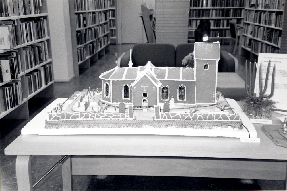 Vallentuna kyrka – vinnande bidrag i Lions tävling om bästa pepparkaks- hus 1996 under Lions julmarknad på Tuna torg.  Kyrkan har gjorts av Sickan Söderlund i Vallentuna.  Kyrkan stod utställd i Vallentuna bibliotek över jul- och nyårshelgen