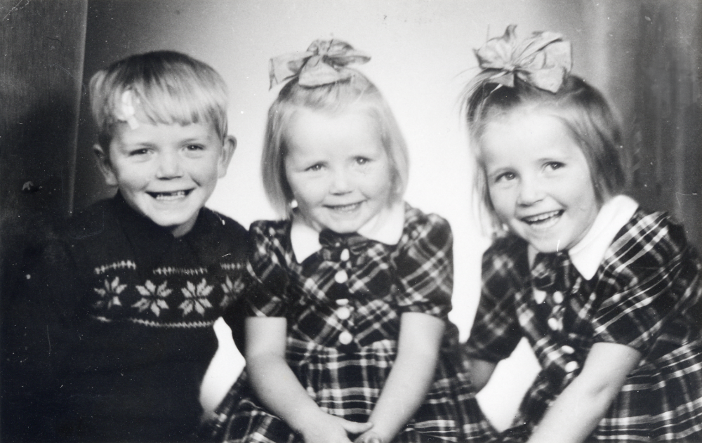 Syskonen Jansson från Karlberg i Frösunda.  Fr v sitter Bengt-Arne, Irene och Inga-Britt Jansson, barn till Svea och Sigvard Jansson.  Sigvard hade affären i Karlberg i korsningen av vägarna mot Kårsta och Gottröra