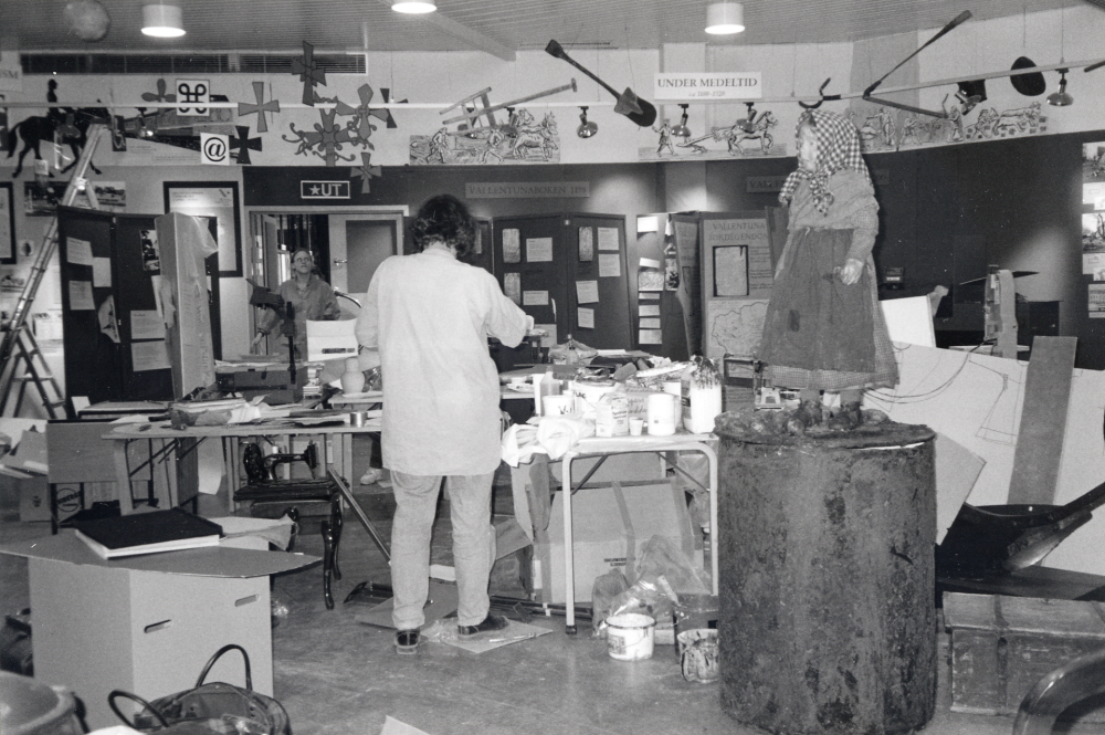 Alla tiders Vallentun@, en utställning i Vallentunasalen under jubileumsåret 1998, då Vallentuna firade 800 år.  Utställningen visar Vallentunas historia och utveckling från 1198 till 1998.  Jubileumsåret utgår från en anteckning 1198 i Vallentunakalendariet. Den 25 mars inleddes jubileumsfirandet i kommunen bl a med invigning av utställningen i Vallentunasalen.  Dagen före invigningen arbetas det ännu med utställningens utformning.  Eva Rahmqvist  (med ryggen mot kameran) har sammanställt utställningen tillsammans med Irene Gustafson, Sophia Laurin och Thord Stodéus.  I dörren står Susanna Dethloff.