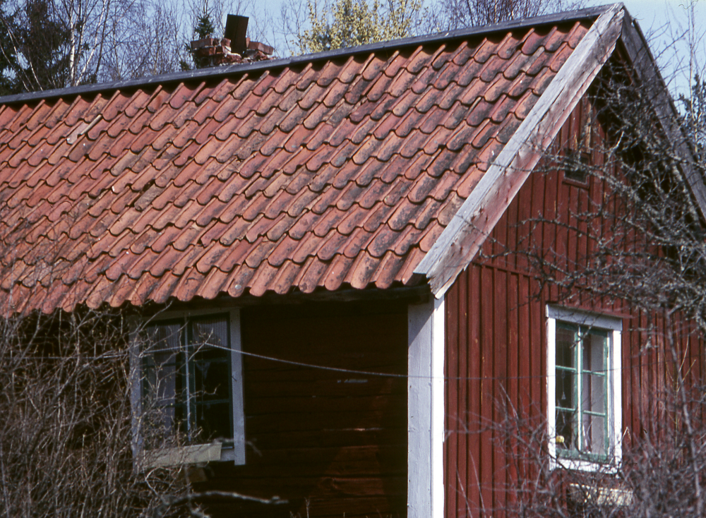 Torpet Nyboda hade bara en liten trädgårdstäppa. Fotografiet ingår i bildserien Några torp i Vallentuna 1970 som köptes av Vallentuna kommun. Dokumentationen gjordes mot bakgrund av den snabba förvandling av kulturlandskapet som skett och ännu sker. Många torp anlades under den svenska landsbygdens folkökning under slutet av 1700-talet och decennierna framöver. Dessa torp och små gårdar försvinner alltmer då de inte längre är lönsamma. Kulturmiljö.