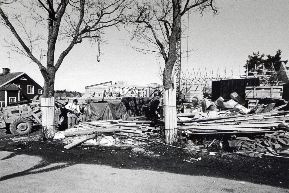 Det nya församlingshemmet Mathiasgården byggs mellan Klockargården och prästgårdsarrenatorns bostad