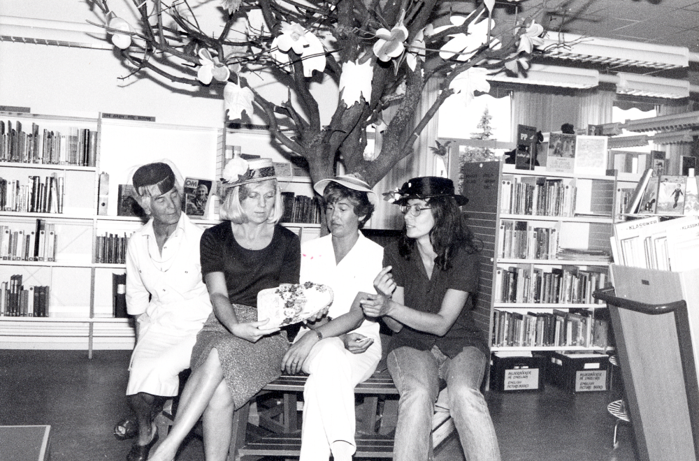 I barnavdelningen i Vallentuna bibliotek sitter fr v Inger Hellstedt, Ingrid Ullman, Kerstin Berglund och Eva Rahmqvist. Når någon bland personalen fyller 40 år, gör Eva Rahmqvist en tant-hatt i present. Här har kulturchefen Ingrid Ullman just fått sin hatt. Vid festen var all personal klädda i hattar av alla slag!