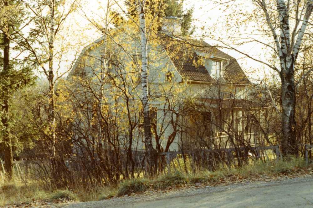 Villan byggdes 1907 och stod vid korsningen mellan Källvägen och Mörbyvägen. Bilden kan vara tagen innan huset revs 1985.
