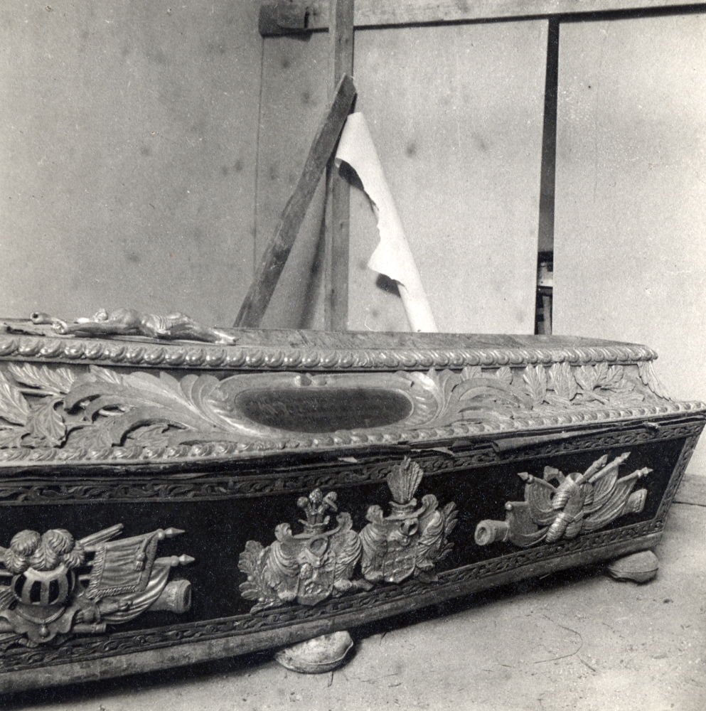 Gravkammaren under koret i Vallentuna kyrka. Vid restaureringen av kyrkan 1937 påträffades ett flertal likkistor med stoftet efter avlidna adelsmän som bott i Vallentuna. Kistorna stod i oordning efter branden i kyrkan 1856, men ordnades i samband med ombyggnaderna.
