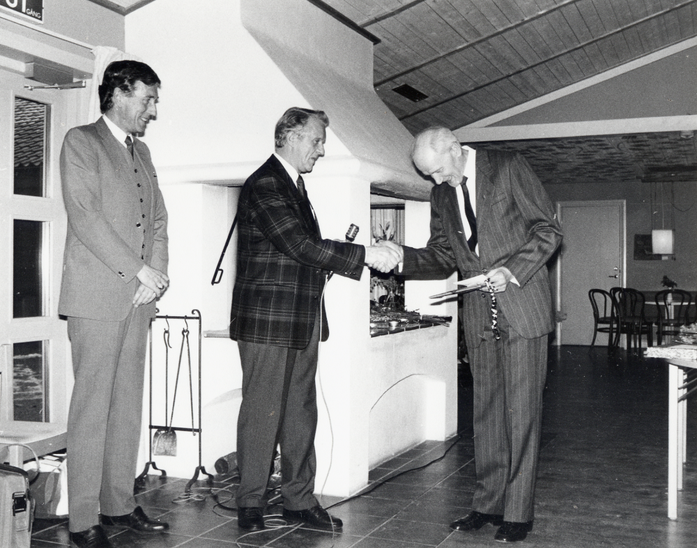 Kanslichef Gunnar Käller går i pension efter 38 års tjänst i Vallentuna kommun.  Kommunen anordnar avskedsfest med mottagning i Mathiasgården.  Här talar Jan Björklund och K G Jonsson, representanter från centern i kommunfullmäktige, och överlämnar en gåva