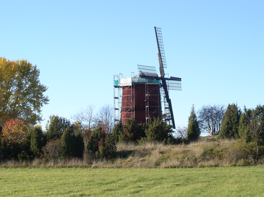 I oktober 2005 får Väsby kvarn ett nytt tak i samband med att hela hättan renoveras.