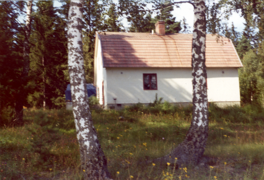 Arbetarbostad för anställda vid Sjöbergs cementfabrik.  Huset ligger öster om gamla skolan vid vägen mellan Lidberga och Sjöberg
