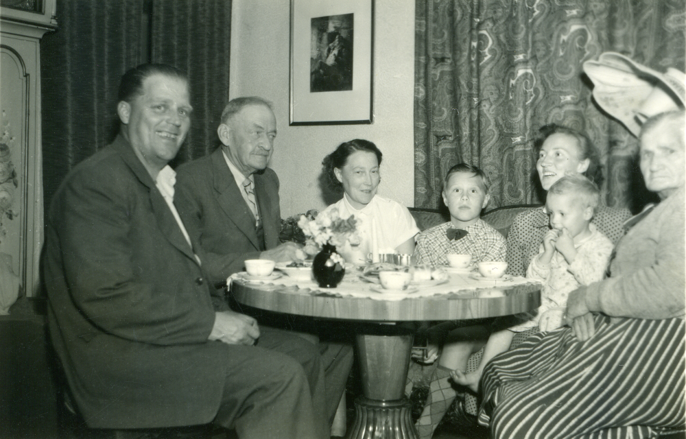 Från vänster Helge Henningsson, tegelfabrikör Axel Lundqvist, Ingrid Lindblom, Karl-Ivar Lindblom, Elisabeth Henningsson, Agneta Henningsson och Berna Henningsson. Axel Lundqvist startade Vallentuna tegelbruk 1919.
Berna Henningsson var Vallentunas barnmorska.