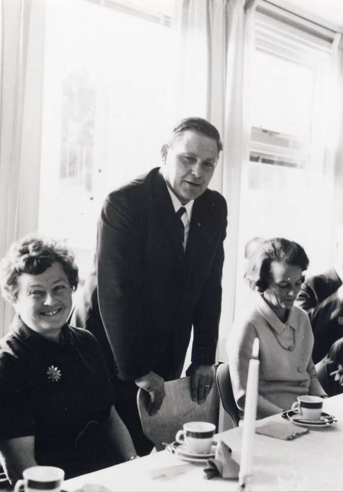 Vallentunas första daghem Videgården öppnades i februari 1969.  Vid invigningen talar kommunalfullmäktiges ordförande Bertil Tillborg.  T v om honom sitter barnavårdsnämndens ordförande Lene Aae Johansson och t h  Birgit Lidskog, hustru till kommunalrådet Ingvar Lidskog