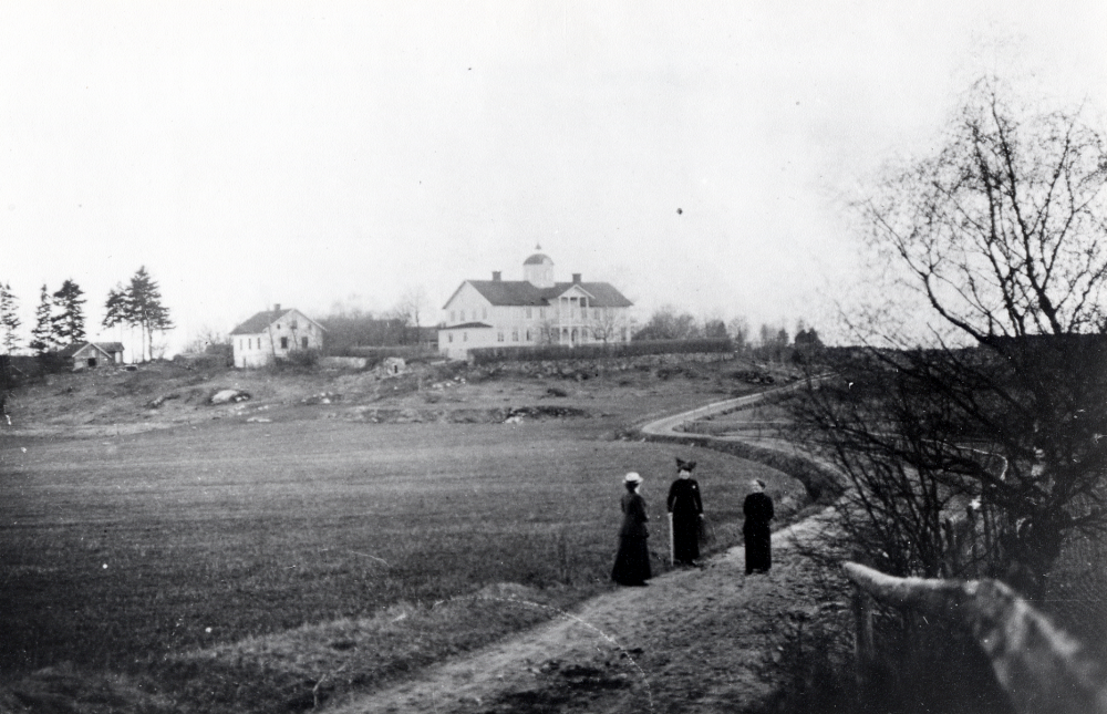 Backa gård i Kårsta. 3 damer på väg mot Kårstaviken. Fr v Edit Lindgren, Emmeli Eriksson-Frodin och ev Selma Eriksson Cederroth. Personerna är mor, mormor och moster åt Erik Lindgren, som 1943 köpte Backa, där han var född och bodde till 1915.