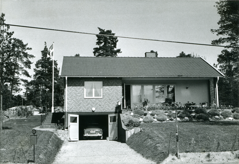 Hos Timo Ekholm på Rosenlundsvägen 17 i Bällsta. Huset byggdes 1964. I vårrabatten blommar tulpaner, påskliljor och pärlhyacinter. En Volvo Amazon står i garaget och i bakgrunden är flaggan hissad.