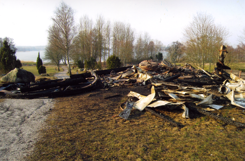 Väsby kvarn byggdes cirka 1865 och användes fram till 1912. 1959 fick Vallentuna hembygdsförening den som gåva av den sista ägaren till Väsby gård, Hanna Carlsson. Natten till den 30:e mars 2008 totalförstördes Väsby kvarn vid en brand som troligen var anlagd. En yttre renovering av kvarnen hade då just avslutats. Kvarnen var ett viktigt landmärke och en symbol för Vallentunabygden.