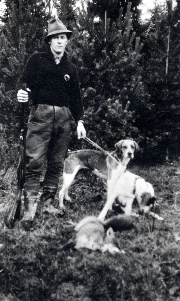 Harald Ek har ärvt gården Lindönäs och jaktlusten efter sin far Isidor Ek. Här står Harald Ek tillsammans med sina hundar och en skjuten räv
