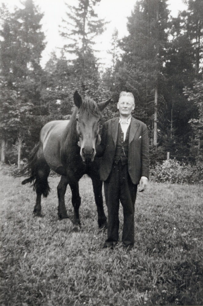 Karl Valfrid Hansson bodde först vid Fritzberg i Bällsta.  Han var från början rallare och kom från Täby.  Han hjälpte Augusta Malmgren vid Lovisedal i Bällsta och fick vid hennes död köpa torpet förmånligt.  Hans  häst hette Blixten.  Han sålde hästen 1937.  Själv dog Hansson 1949 och är begravd på Vallentuna kyrkogård