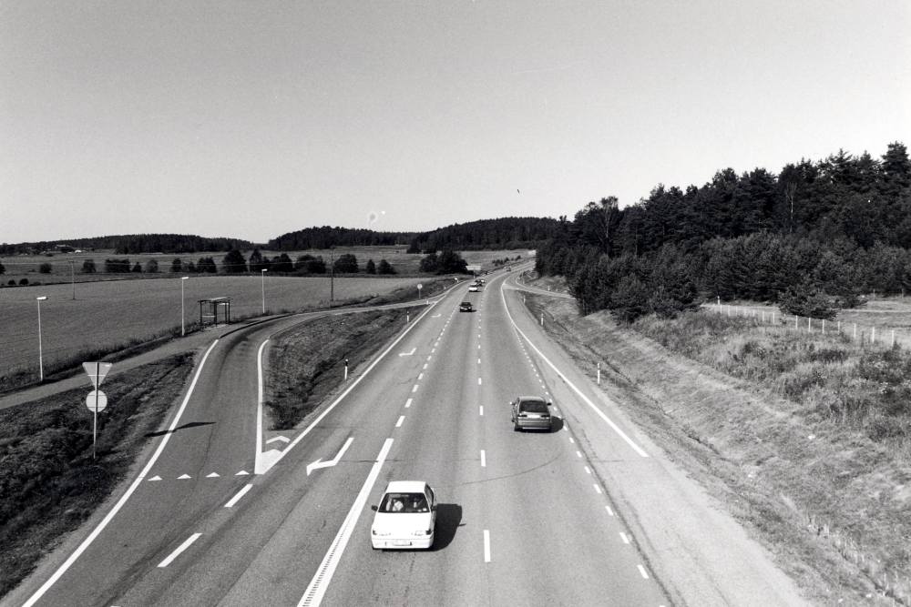 E 18, Europaväg 18, sedd norrut från bron vid Brottby trafikplats.  Efter många års önskemål från Brottbyborna, stannar numera Norrtäljebussarna vid Brottby trafikplats.  Hållplatsen mot Stockholm syns t v