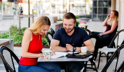 En kvinna och en man sitter vid ett cafebord