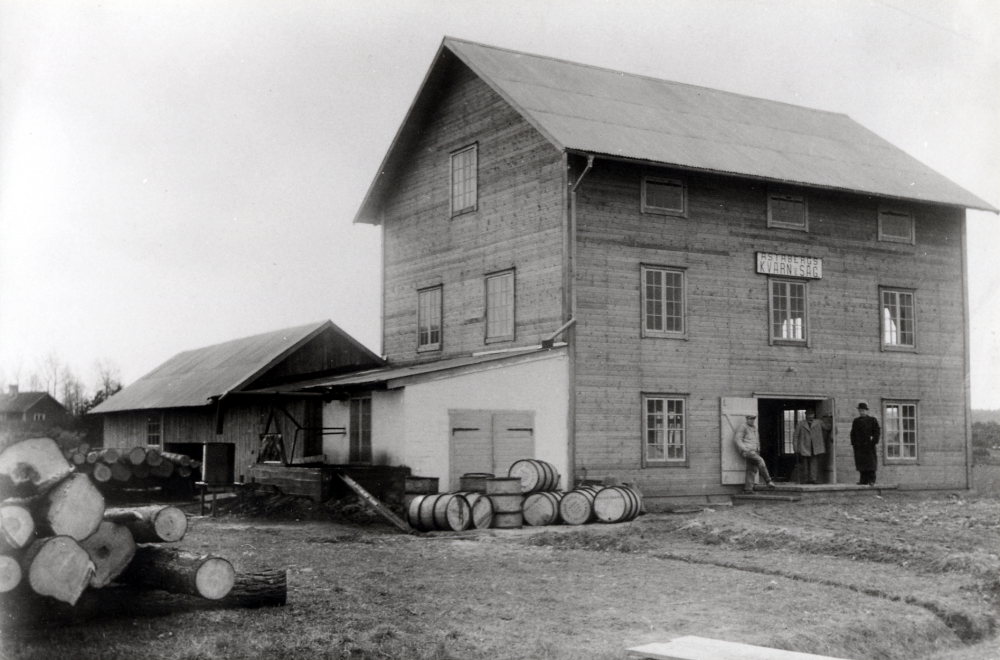 Åstabergs kvarn & såg i Angarn.  Vid kvarnen står fr v Nils Dahlberg, Johan Dahlberg och okänd
