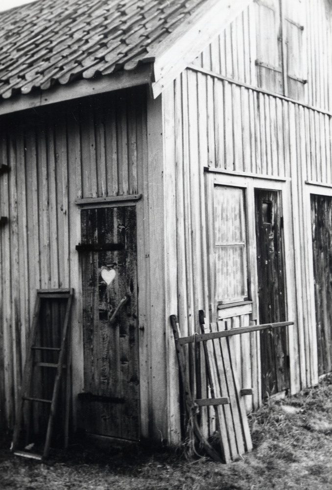 Gammalt uthus med  torrklosett  vid  Framnäs  på  Olsborgsvägen   Byggnaden uppfördes 1918.  Den skall nu rivas och ge plats för ett enfamiljshus med moderna bekvämligheter
