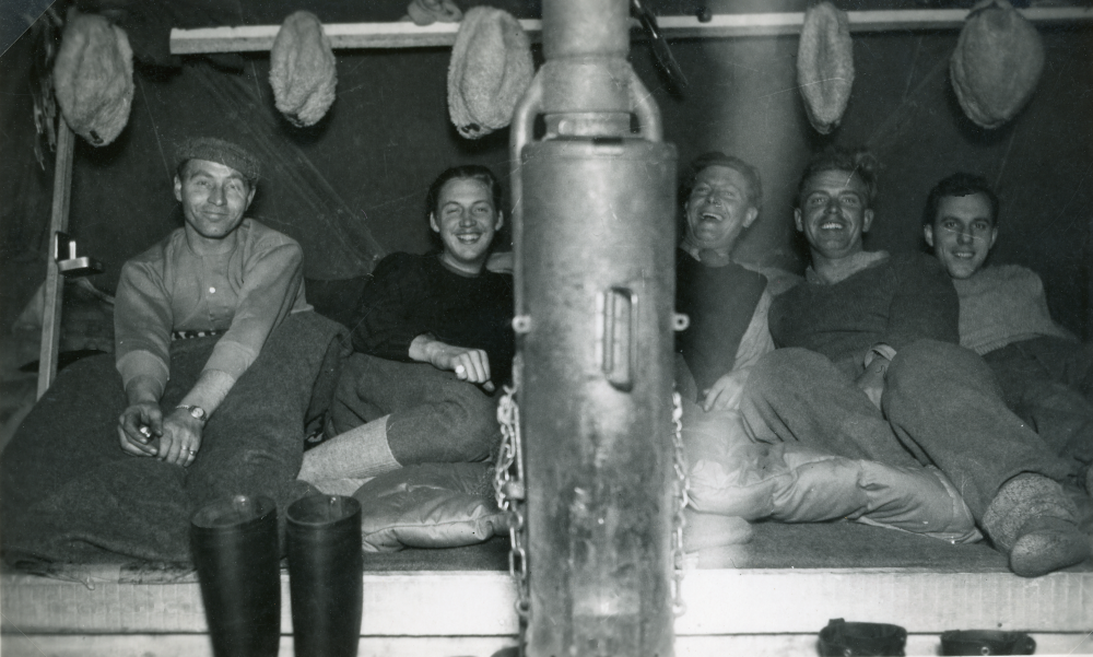 Sten-Erik Lindström var stationerad vid Kungl. Livregementet till häst, K 1 i Stockholm. Här sitter han som nummer tre från vänster.
Fotodatum saknas men troligen militärtjänstgöring på 1940-talet under andra världskriget. Sten-Erik Lindström föddes 1908 och växte upp i villa Marieborg i centrala Vallentuna.