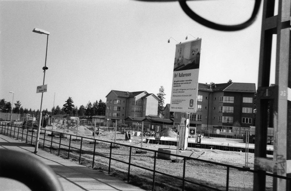 Kragstalunds järnvägshållplats med byggstart för Brf Rallarrosen.  I bakgrunden syns flerfamiljshus med adress Svampskogsvägen.  Under 2000-talet har byggnationen var mycket stor i södra Vallentuna med områden i Kragstalund, Bällstaberg, Bällstalund och norra Byle