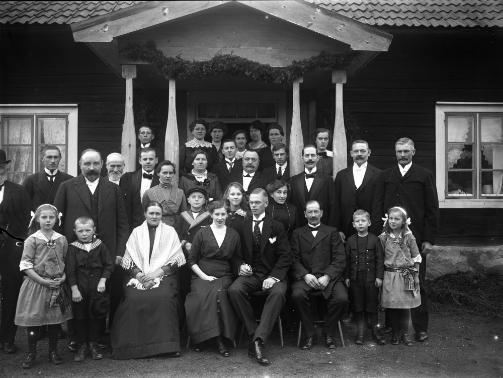 Bröllop mellan Linnea och Georg Norberg på Granby gård i Össeby-Garn. Se även  bild med löpnummer 544.