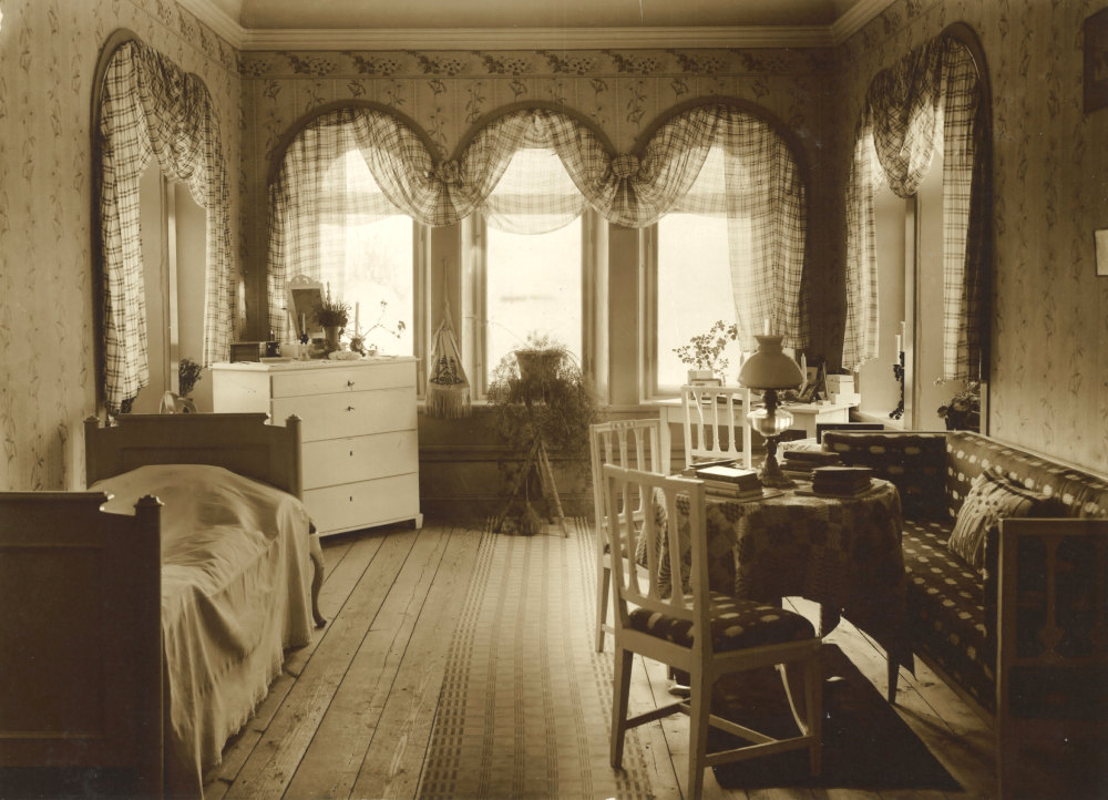 Rut Montgomerys flickrum på översta våningen ovanför huvudingången till Lindholmens gård.