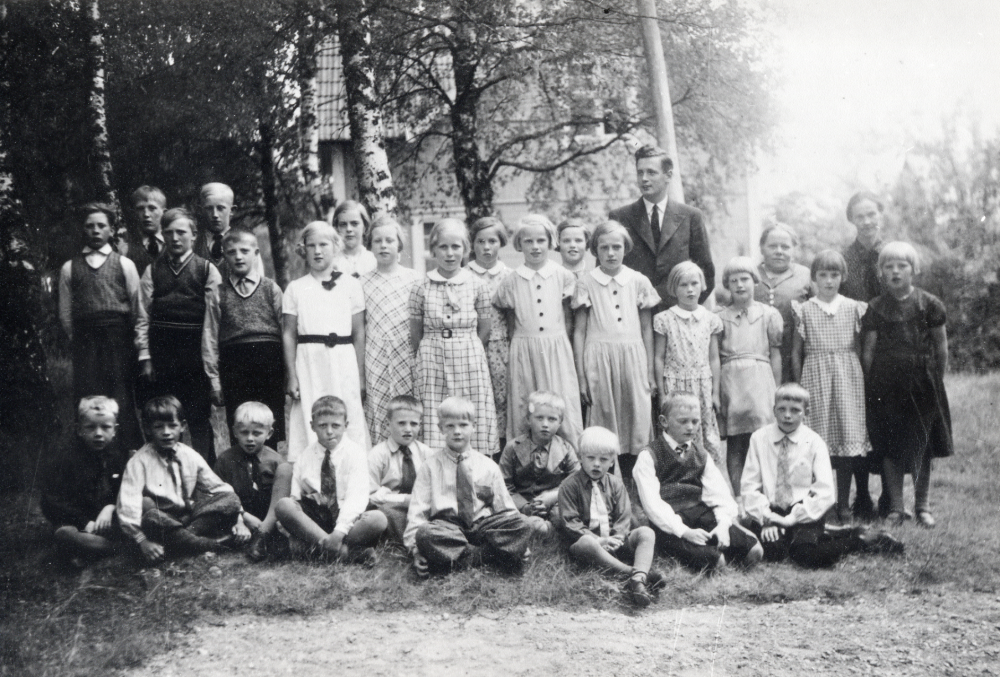 Söndagsskolebarnen samlade utanför Klippan våren 1935.  I övre raden fr v Bengt Stolpe, Einar Eliasson, Bertil Grandin, Erik Eliasson, Sivert Gustavsson, Ingegärd Eliasson, Maj-Britt Lindblom, Doris Johansson, Aina Lundh, Sanna Jansson, Stina Andersson, Elvy Jansson, Britta Andersson, Bark elev vid missionsskolan på Lidingö, Rut Jansson, Eva Karlsson,  Henrika Jansson lärare, Stina Öhman, Emma Andersson lärare, och Stina Vestholm.  Främre raden fr v    Holger Karlsson, Elky Stolpe, Yngve Vestholm, Harry Johansson, Egil Karlsson, Sven Andersson, Sigvard Jansson, Ingvar Vestholm, Martin Grandin och Rune Nyberg.  Kompletterande uppgifter från Ingegärd och Stig Öhman