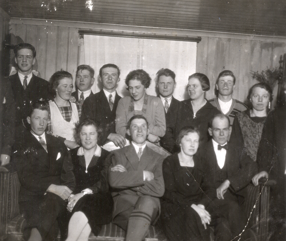 Frösunda schackklubb i Helgö. Övre raden från vänster Set Helgöstam, Lilly ?, Simon ?,  Evert Eriksson (Fredriksberg), Signe Helgöstam, Christian Laurell, Alice Helgöstam, Helge Jansson (Åvasta) och  Sally Höglund (Rolsta).

Nedre raden Frans Pettersson (gift med Ellen Östervall), Elna Sandgren (ogift Pettersson),  Sven Eriksson, Edit  och Sven Helgöstam.