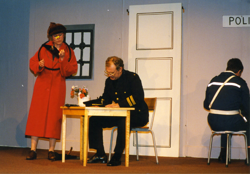 Össebyamatörernas revy "Pick upp" 1991. "Carolina Crock" kommer till polisstationen och anmäler att hon sammanstött med en lastbil. På scenen, Carina Brunnberg, Thomas Pettersson och till höger Åke Uddén. Lokal: Karbyskolans gymnastiksal