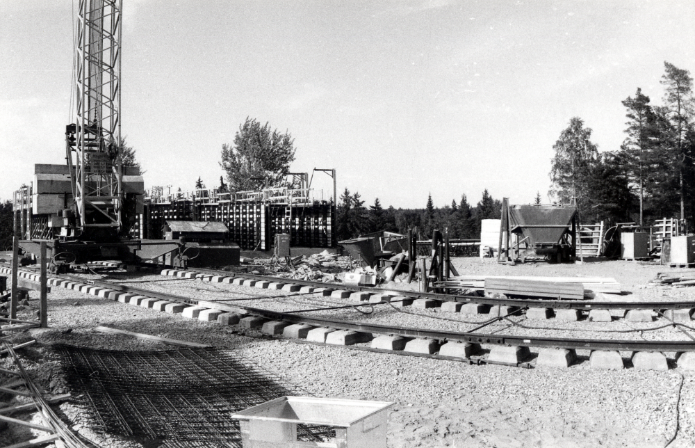 Byggnadsarbeten har påbörjats i bostadsområdet Kragstalund, etapp III i södra Vallentuna.  En kran går på räls vid byggnadsarbetet
