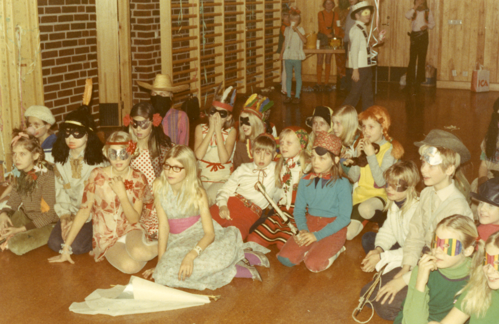 Elevförening vid  Ekebyskolan  har  maskerad  i skolans gymnastiksal