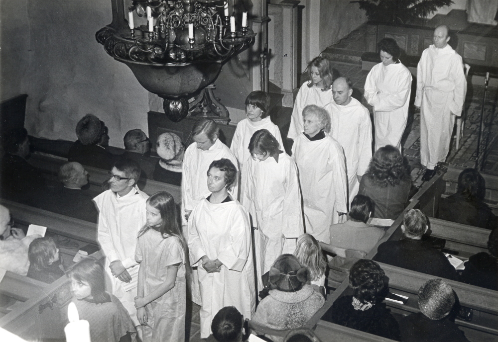 Vallentuna kyrkospel uppförs i  Össeby-Garns kyrka  Längst bak går  Evert Lillefors