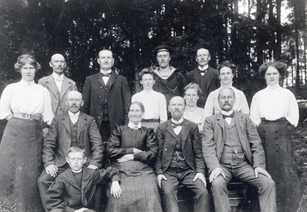 Anna och Karl  Hedlund  fotograferade tillsammans med sina barn på gångstigen mellan Söderbydal och Hästberga i Orkesta.Karl och August Hedlund var mjölnare vid Hästberga kvarn.  Stående män  övre raden  Axel (f 1883),  Herman (1885-1965), Josef (f 1889) och Verner (1887-1954).   Stående kvinnor  fr v Edit (f 1892), Sofia (1877), Alma (18881-19729, Hanna  (1878-1965) och Maria (1891-1972).  Sittande fr v Emil 1879-1964), modern Anna f Hedblom (1854-1933), fadern Karl (1850-1918) och August (1875-1915).  På marken sitter Hjalmar (f 1898).  Ytterligare 2 barn föddes i familjen David (1895-1907), han drunknade i Vallentunasjön samt dottern Nelly som dog före 1 års ålder