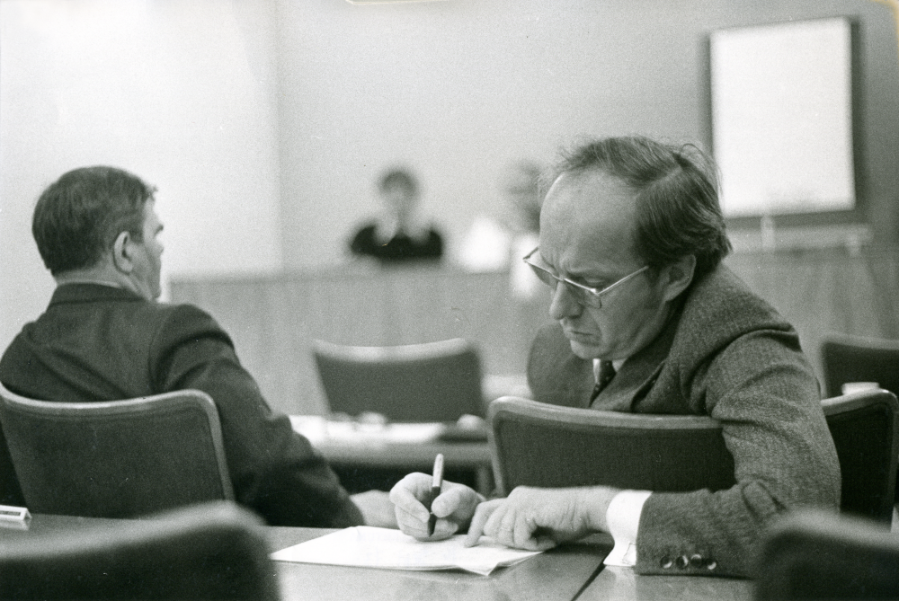 Skolstyrelsens ordförande Ruben Baggström (M) antecknar valresultat. Till vänster syns Erik Lindahl (M), fullmäktiges andre vice ordförande.
•Fotografiet ingår i bildserien ”Vardagsliv i Vallentuna kommun” av Rachael Gough-Azmier & Gunilla Blomé, Haga Studios HB.
