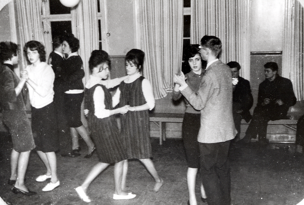 Dans i gamla Stångberga skola. Össeby-Garn.  Dansparen är fr v Gunnel Eriksson (Zetterlund) och Kristina Lindblom, okänd och Barbro Tång, okänd och okänd, Margareta Frisk och Gerth-Åge Frisk, sittande vid väggen t h Roland Eriksson och Anders Lindgren. Sedan skolverksamheten upphörde 1959 och fram till möbeltillverkning började, 1977, användes lokalen som hembygdsgård.