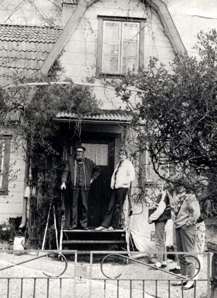 Gösta Fransson bodde villa Solberga, norr om nuvarande Teknikvägen. Han arbetade som rättare vid Molnby gård.  Senare arbetade han på Tellus samt körde traktor åt vägföreningen och var fastighetsskötare i Norrgården före pensioneringen 1976.  Han hade en hushållerska som hette Märta.  Hon står på trappan tillsammans med Gösta "Frasse" Fransson.  De gifte sig på äldre dagar.  Solberga byggdes ca 1900 med fastighetsbeteckning Mörby 1:32.  Huset finns kvar 2000, men något utbyggt.  Flickorna är okända