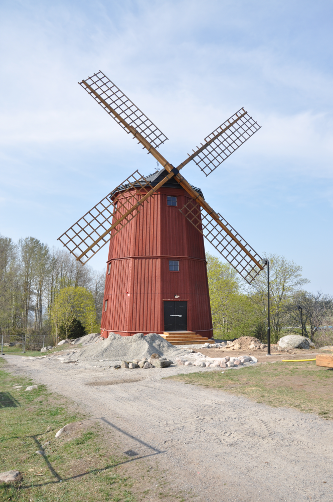 Väsby kvarn återuppbyggs hantverksmässigt i trä. Den nya kvarnen ser till det yttre ut som den nedbrunna Väsby kvarn men saknar kvarnens funktioner. 

Bakgrund: Väsby kvarn uppfördes omkring 1865 och var i bruk fram till 1912. Vallentuna hembygdsförening fick kvarnen som gåva 1959 av den sista ägaren till Väsby gård, Hanna Carlsson.Genom sitt läge på en liten höjd mellan Vallentuna kyrka och Kvarnbadet har Väsby kvarn utgjort ett välkänt landmärke och blivit en symbol för Vallentunabygden. Väsby kvarn totalförstördes vid en brand den 30 mars 2008. En omfattande yttre renovering av kvarnen var just avslutad och den inre renoveringen skulle påbörjas under 2008. I oktober 2017 tog kommunfullmäktige beslut om att återuppbygga landmärket Väsby kvarn i ett samarbete mellan Vallentuna kommun, innevånare, näringsliv och ideella krafter.