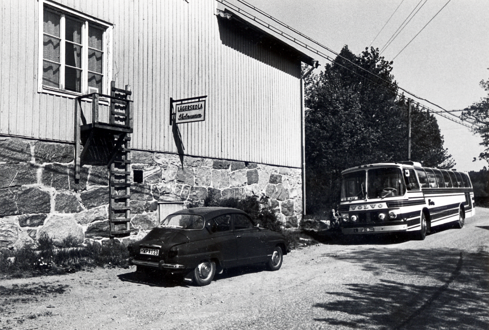 Exteriör från Vallentuna skolmuseum och lägerskola i gamla kyrkskolan i Lilla Garn vid Össeby-Garns kyrka. Foto vid den hembygdsrundtur  för alla nyinflyttade som arrangeras varje vår av hembygdsföreningarna i Vallentuna i samarbete med Vallentuna kulturnämnd
