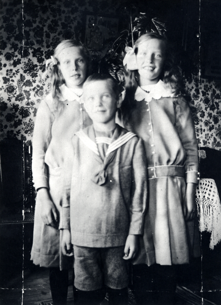 Syskonen  Elisabet Gustafsson   Erik Gustafsson  och  Maria Gustafsson  hemma i salen i  Åttesta