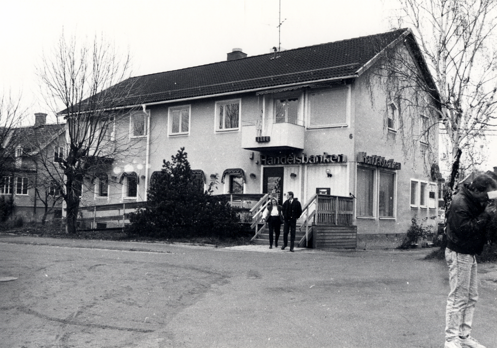 Allévägen 6 med bostäder och Handelsbankens kontor skall rivas för att bereda plats för Alléhuset med bostäder, företagsuthyrning och affärer.  Handelsbanken flyttar ut  till en barack på Gärdesvägen under byggnadstiden
