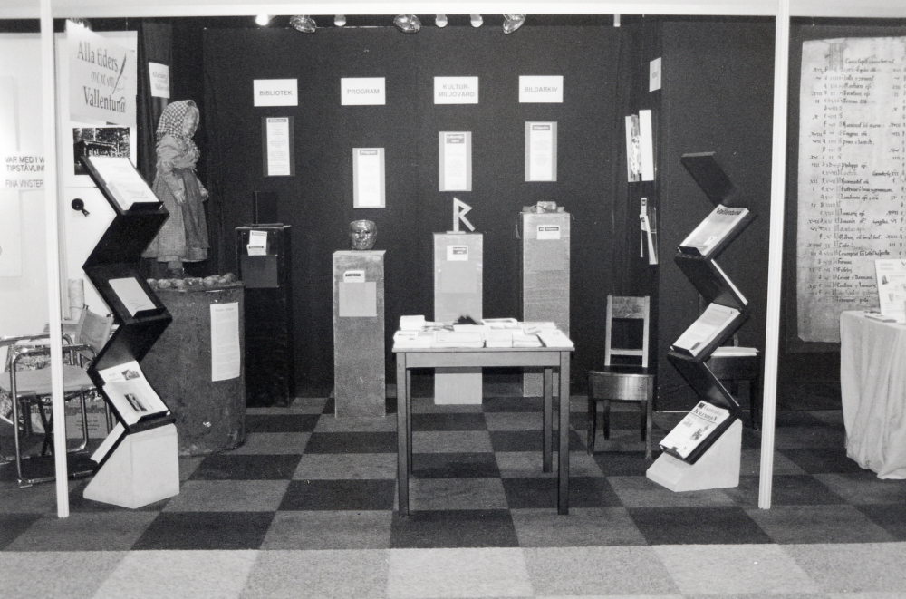 Vallentuna fack- och konsumentmässa EXPO 98.  På mässan presenterades företag och kommun.  Mässan pågick i Ishallen 14 till 17 maj.  Här visas Kulturförvaltningens monter