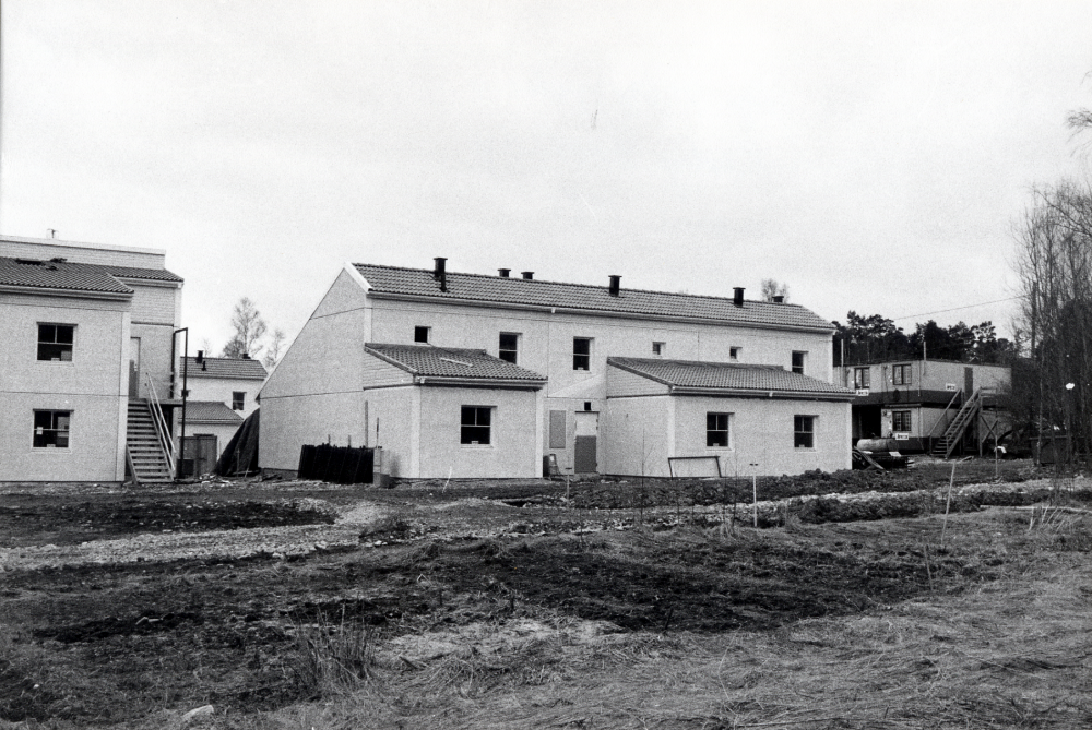 Nya bostadshus byggs i Karby på gärdet mellan Stora Karby gård och Tallstigens hyreshus.  De nya husen får adress Lindgårdsvägen