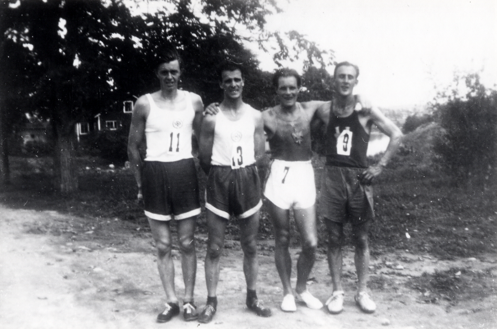 Brottbyloppet 20 km. Foto vid Brottby handelsbod. I bakgrunden Brostugan. Fr v Sture Karlsson Brottby SK, Elis Hultgren Brottby SK, Gösta Wallin Enköpings AIF och Kalle Öberg Hellas