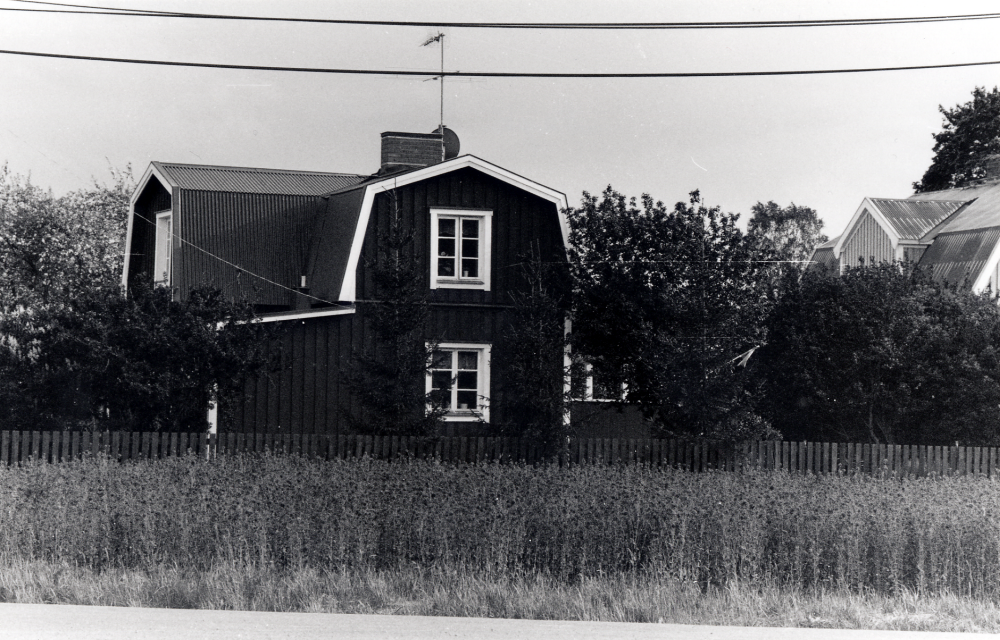 Haga i Orkesta vid vägskälet med vägarna mot Markim och Orkesta kyrkor. I det ljusa huset t h fanns tidigare Haga handel, verksamheten upphörde 1965