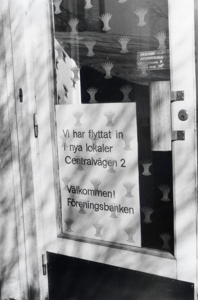 Föreningsbanken f d Jordbrukskassan har flyttat från Gamla villastadsontoret till Uplandsbankens gamla lokal på Centralvägen 2 och hänvisar sina kunder dit