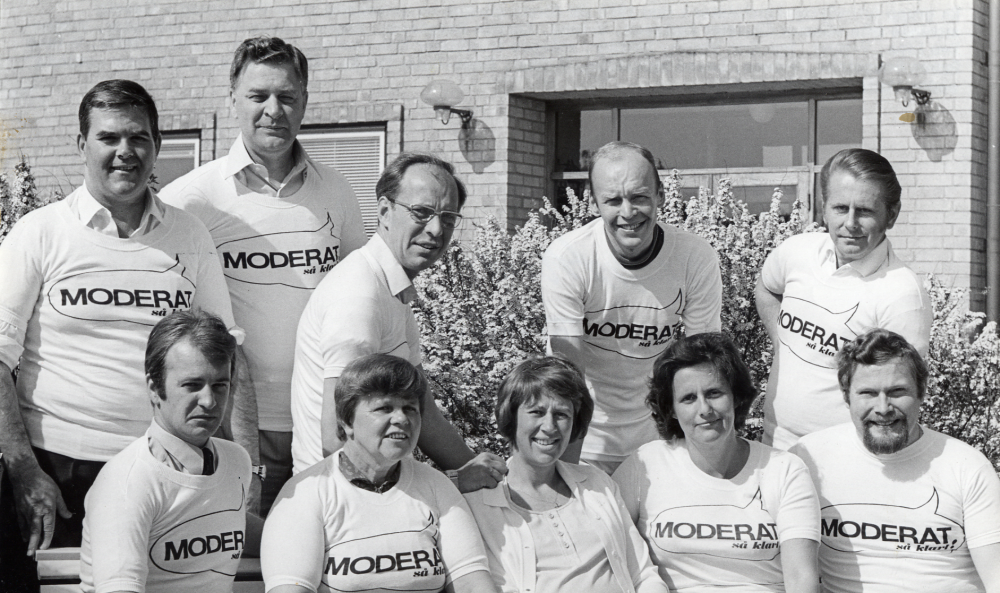 En grupp fullmäktigekandidater i  moderata samlingspartiet  samlade inför en cykelutfärd runt Vallentunasjön. Sittande fr v  Christer Karlsson   Kerstin Bengtsson   Ann-Marie Lekander   Eva Lips   Jan-Eric Virgin  Stående fr v  Erik Lindahl   Bertil Ihrfeldt   Ruben Baggström   Lasse Barkström  och Hans-Peter Fricke  I bakgrunden Vallentuna kommunalhus